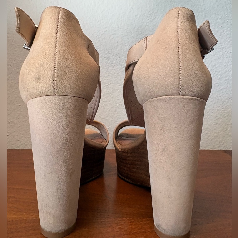 Gianni Bini perforated wedge sandals - Picture 4 of 7